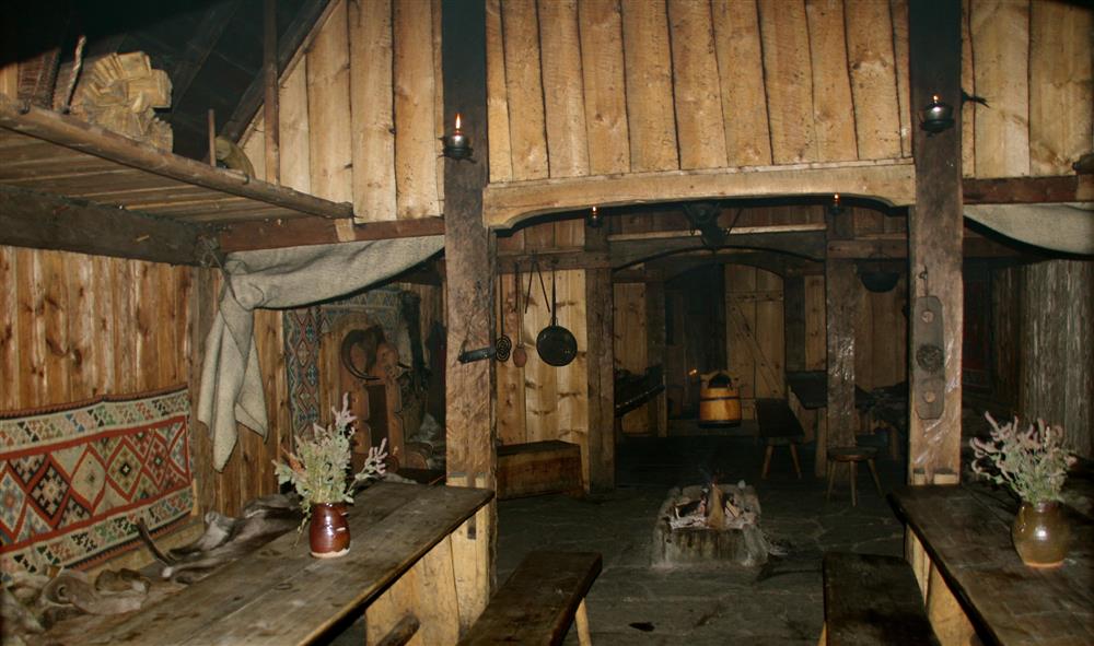 Inne i langhus uten mennesker - Klikk for stort bilde