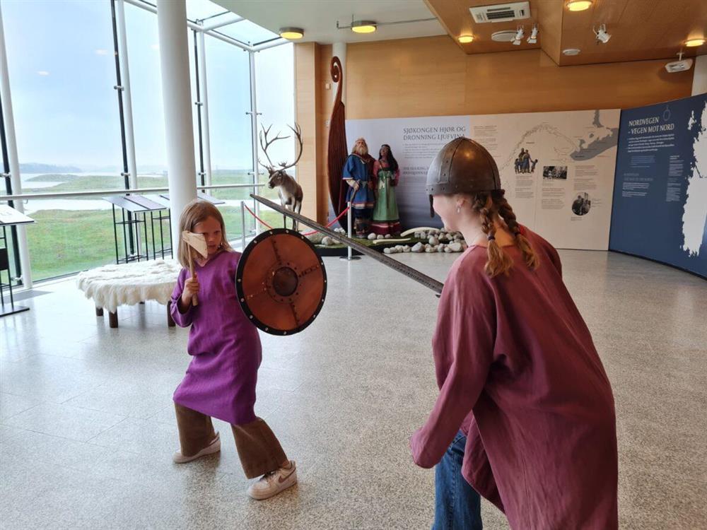 Barn leker på Nordvegen - Klikk for stort bilde