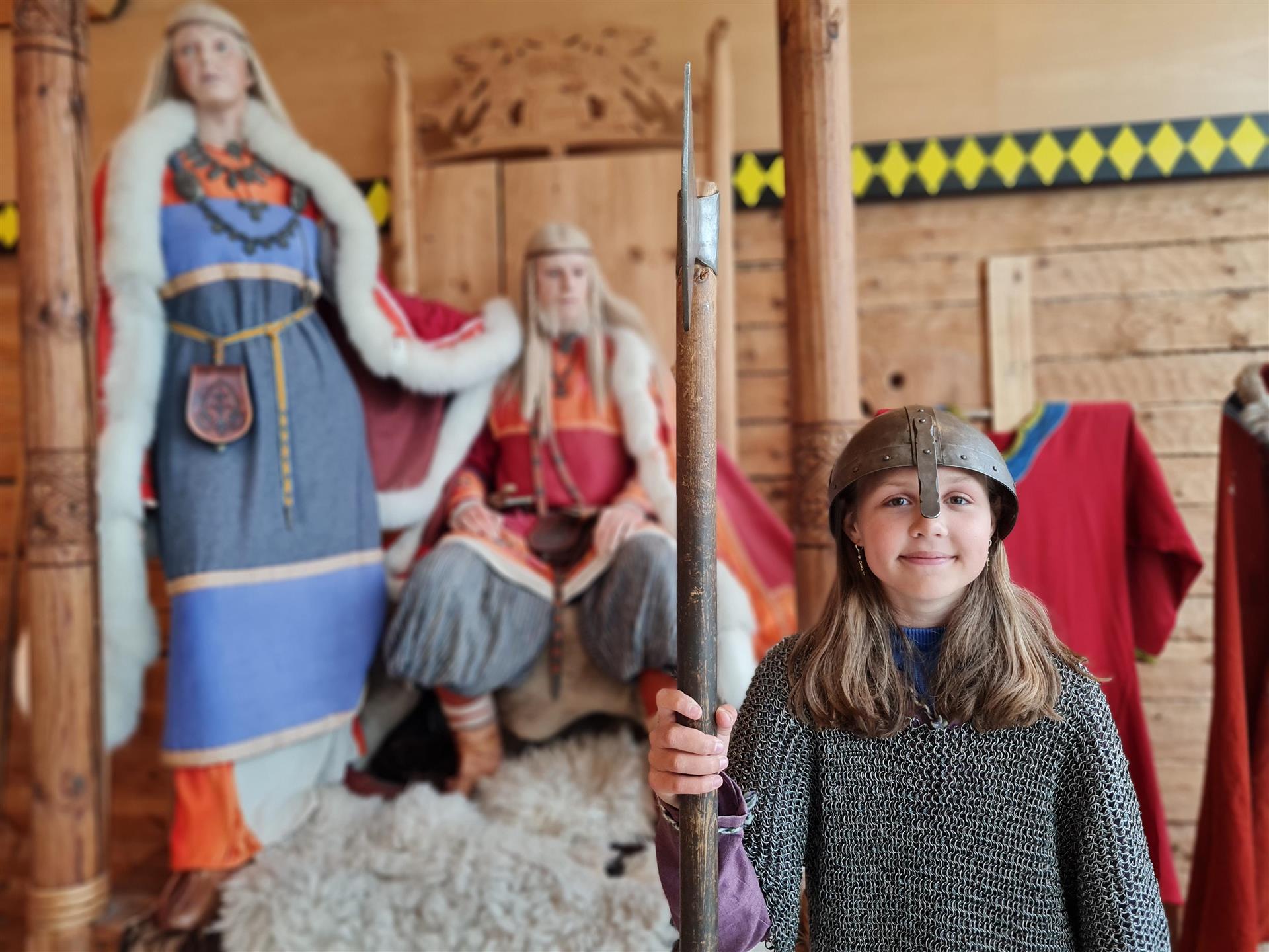 Jente kledd som viking