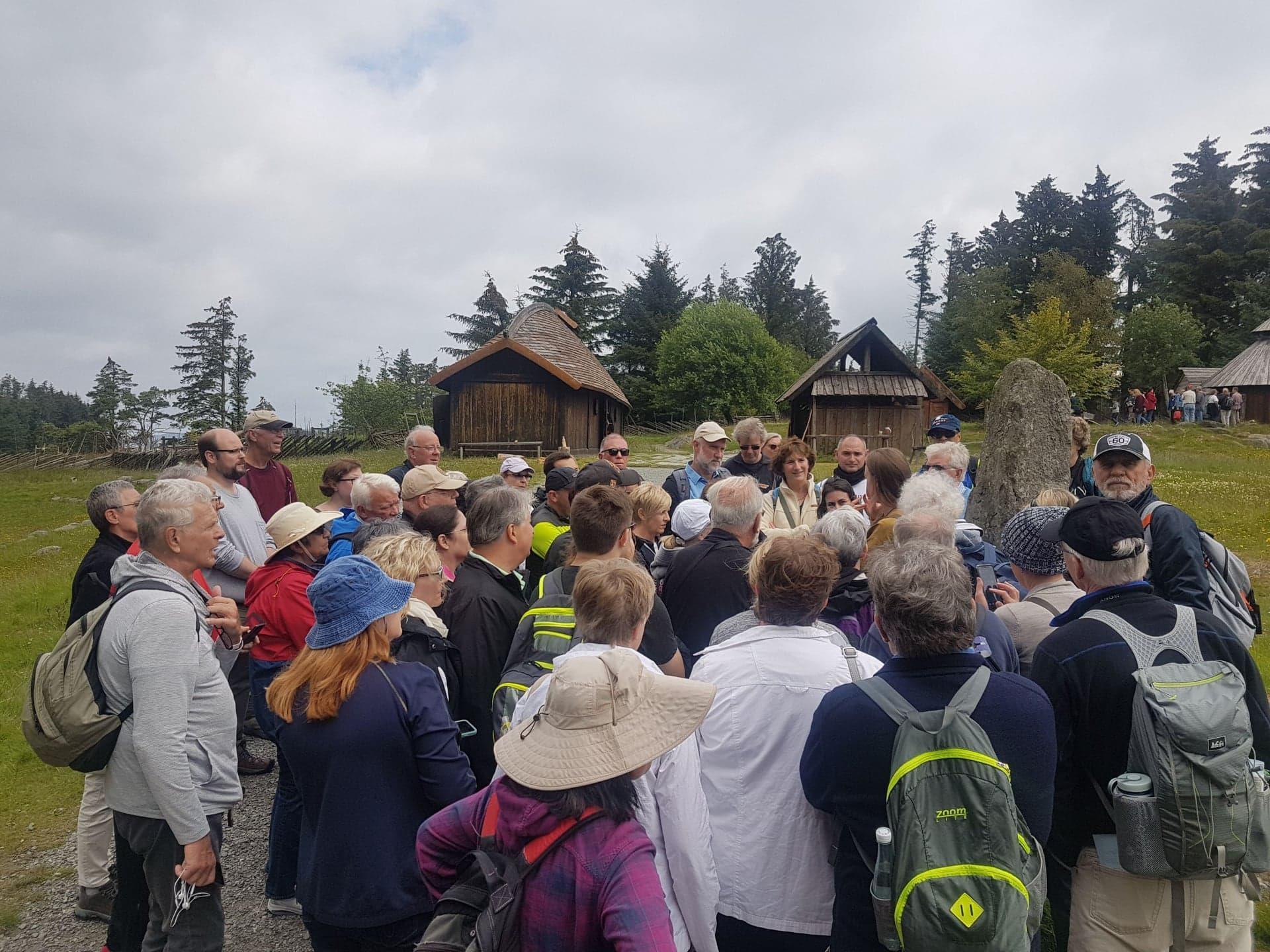 En gruppe som blir guidet på Vikinggarden